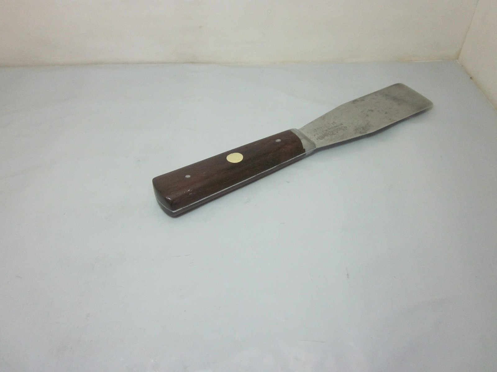 Red Devil 1&1/4″F Flexable Putty Knife Wood Handle 3 Pins USA 1940’s~1950’s Era