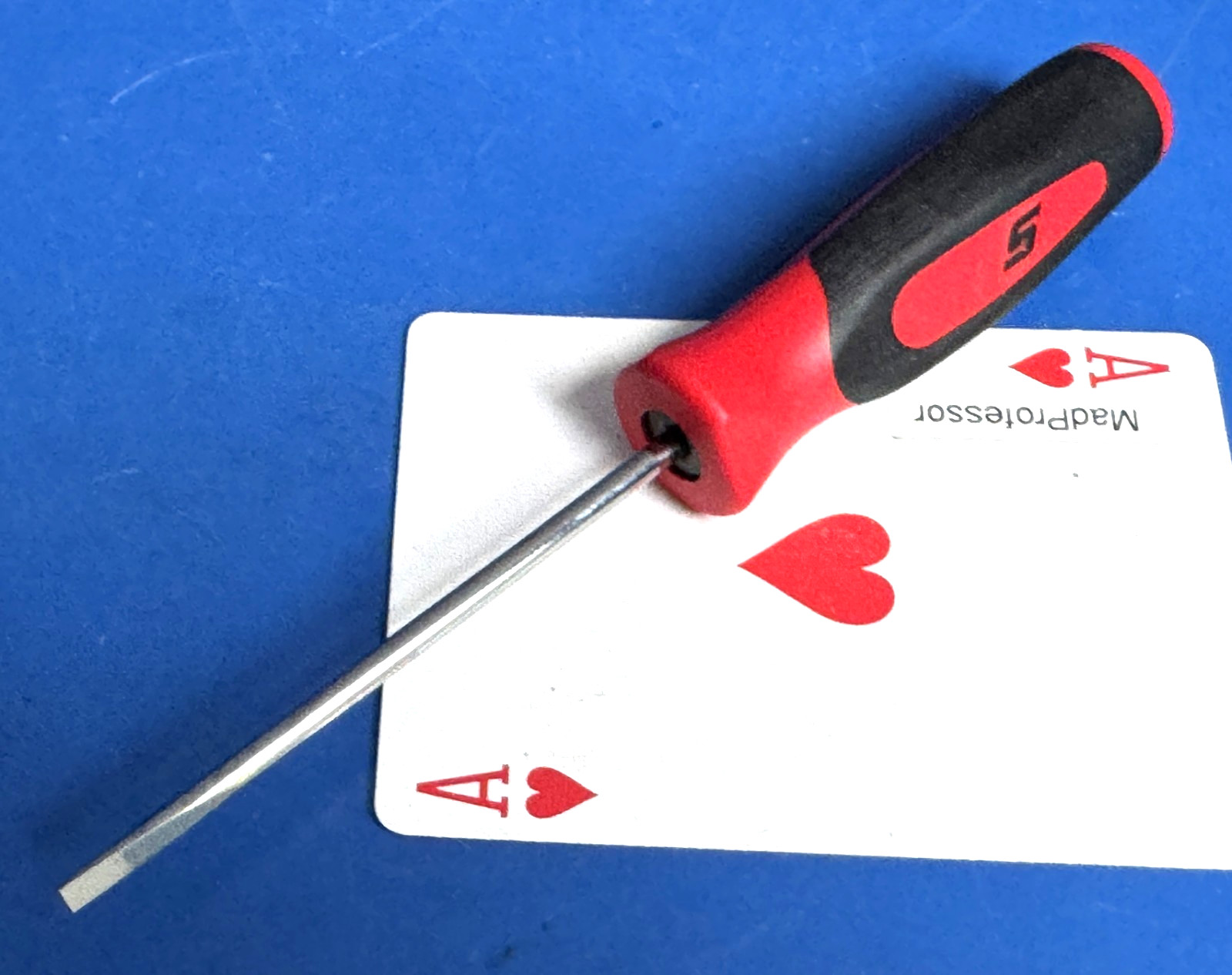 Snap-on Instinct Red Soft Grip Mini-tip 1/8″ Flat Tip Screwdriver SGD304B NEW