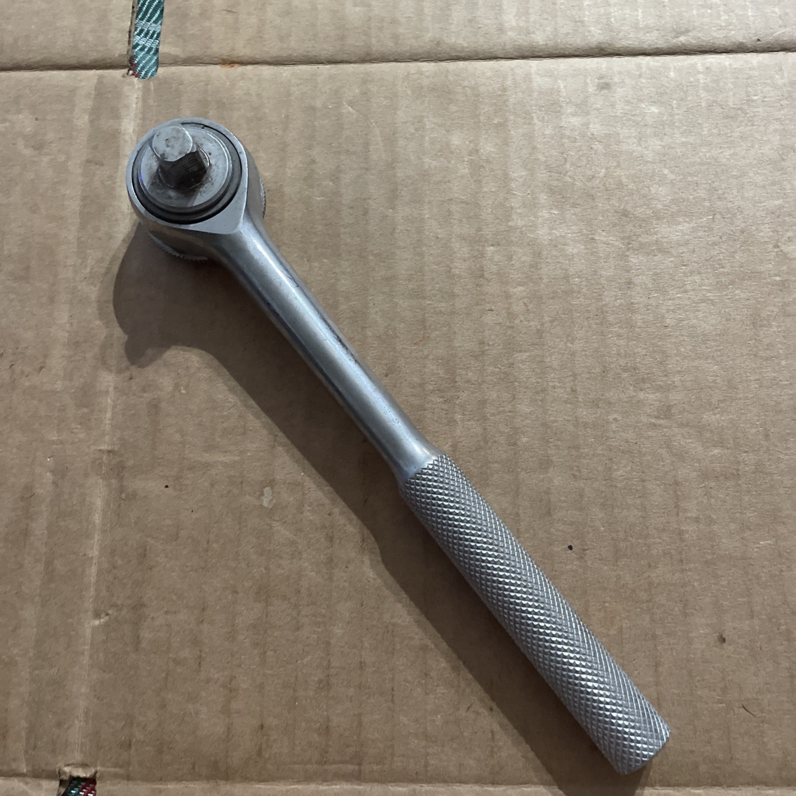 Vintage Unbranded 7-7/8” Long Ratchet 3/8″ Drive Round Head Knurled Handle Beefy