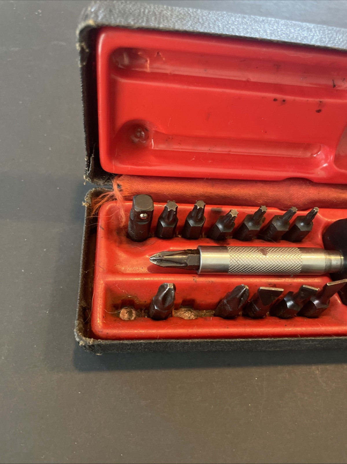 Snap-On SSDMR1 Ratcheting Magnetic Stubby Black Screwdriver With 13 Bits