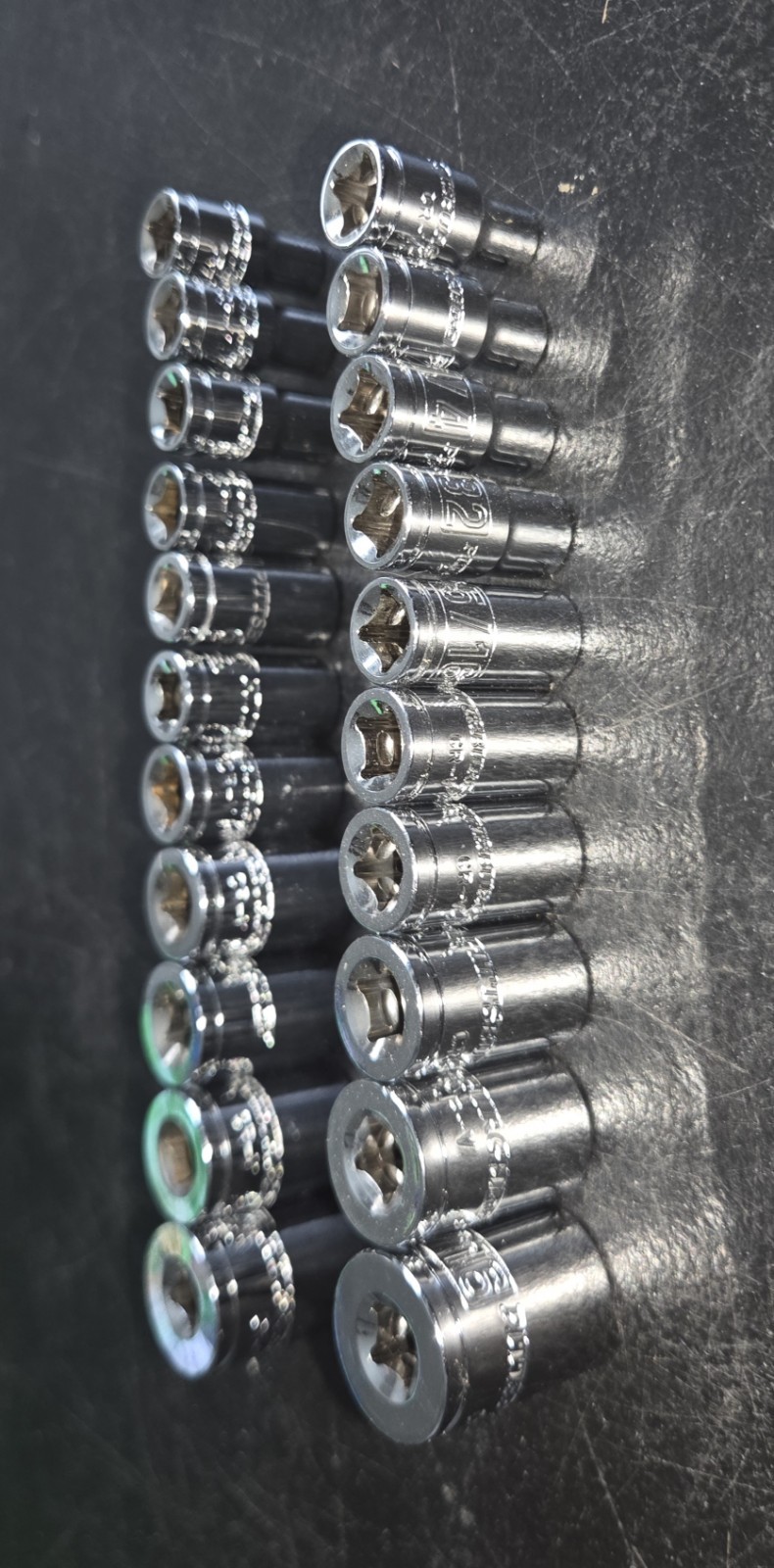 Pittsburgh 23 Piece 1/4″ Drive 6 Point Socket Set Standard Metric & SAE