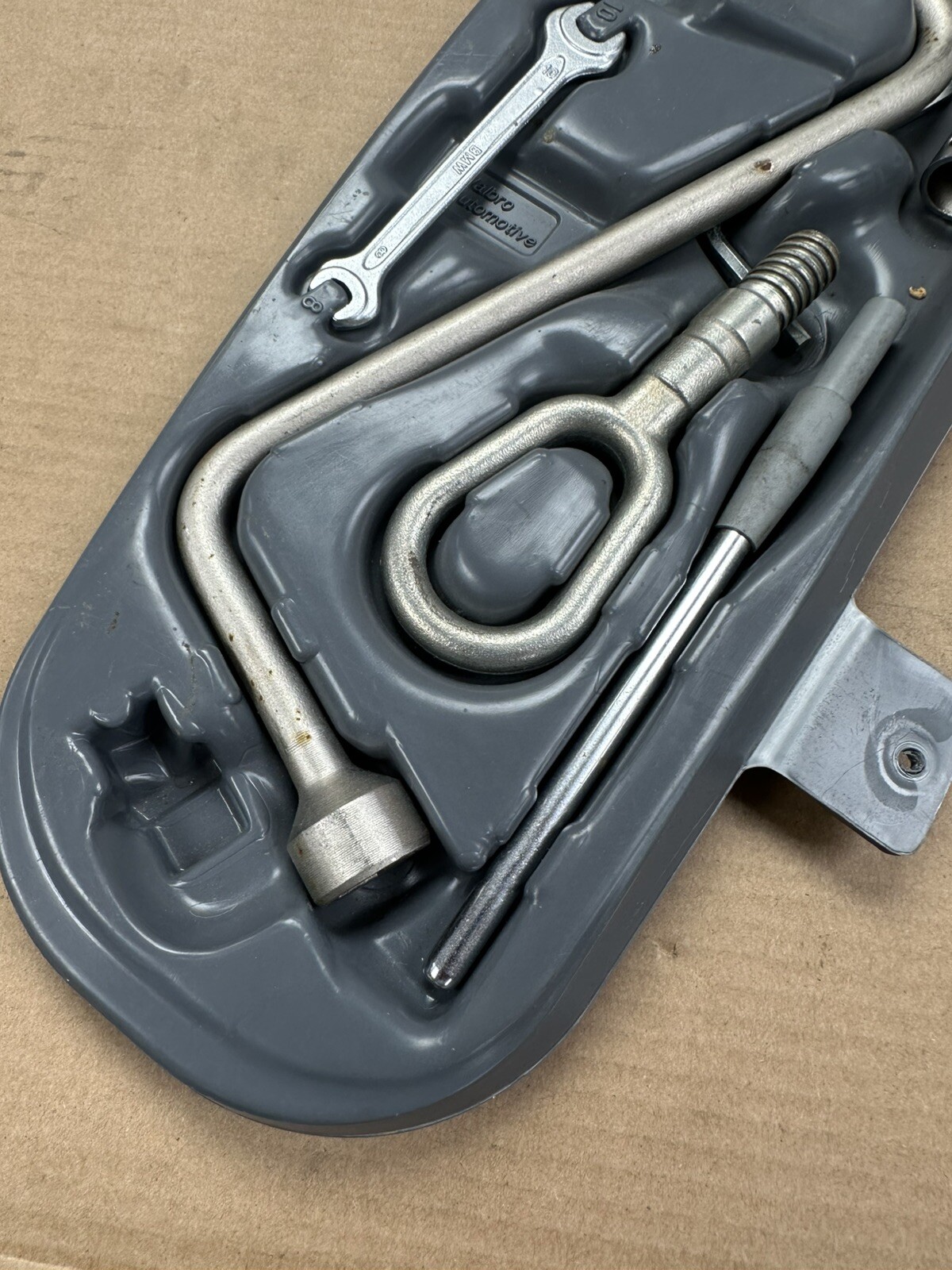 BMW E46 TRUNK TOOL KIT HOLDER 330 325 323 328 Sedan Coupe OEM