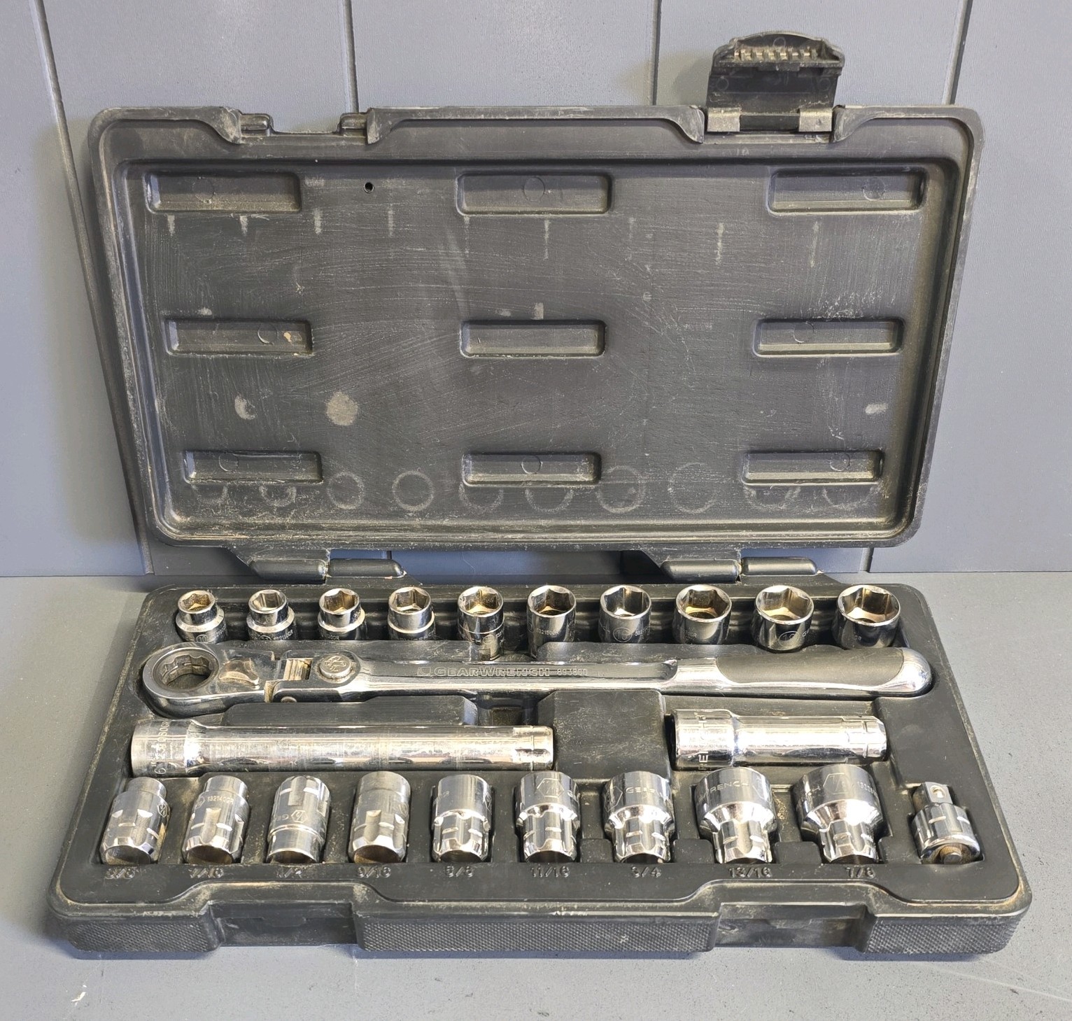 GearWrench 893823 23 Piece 3/8″ Drive Pass-Thru 6 Point SAE/Metric Tool Set