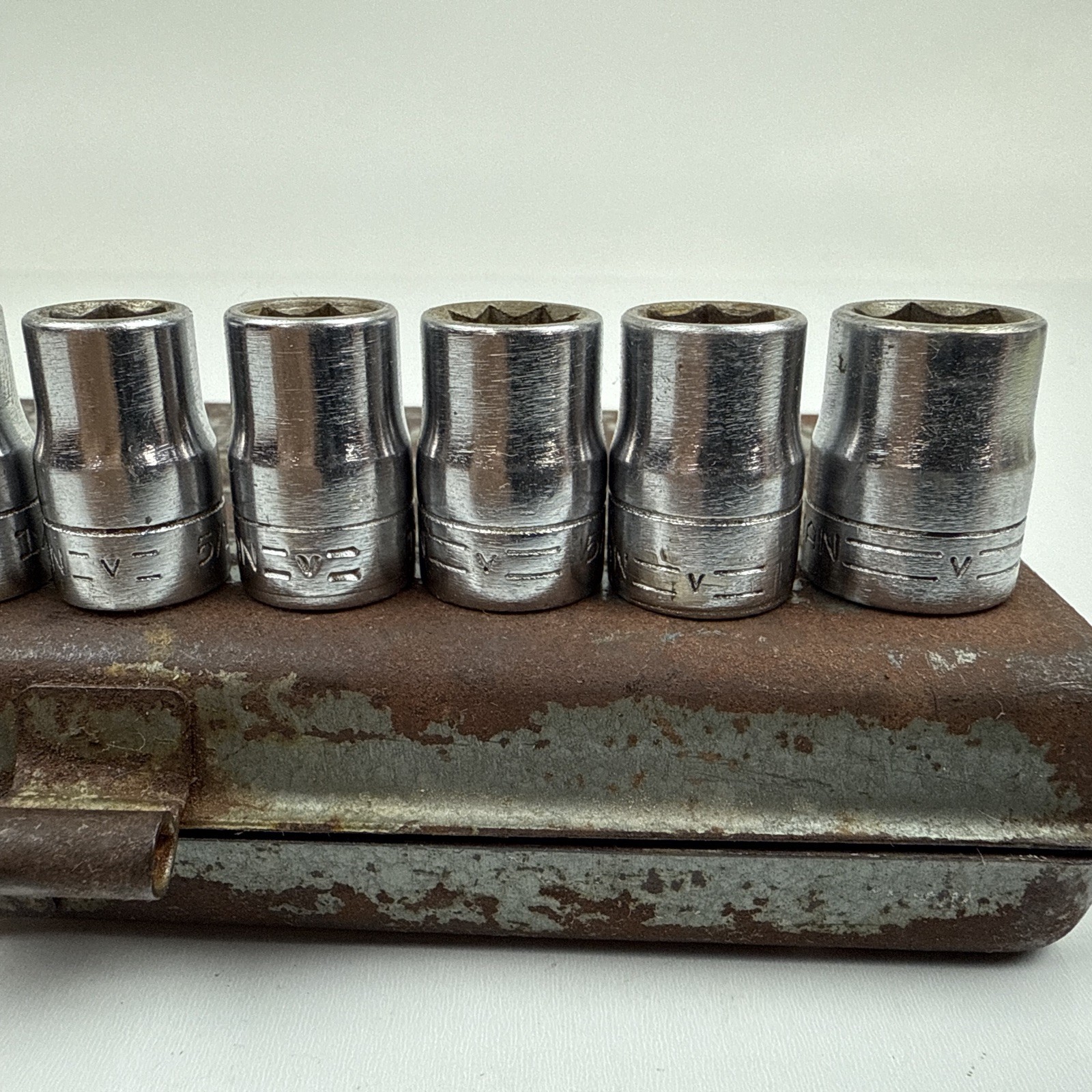 Vintage Craftsman 1/4″ Drive 16pc SAE Socket Set Metal Case =V= & VV Made in USA