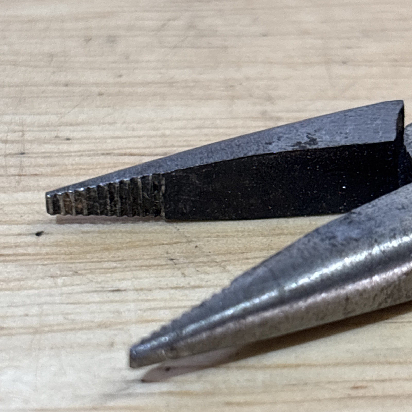 Dayton Mini 4.25″ Needle Nose Pliers Red Handle 6×088 Vtg USA
