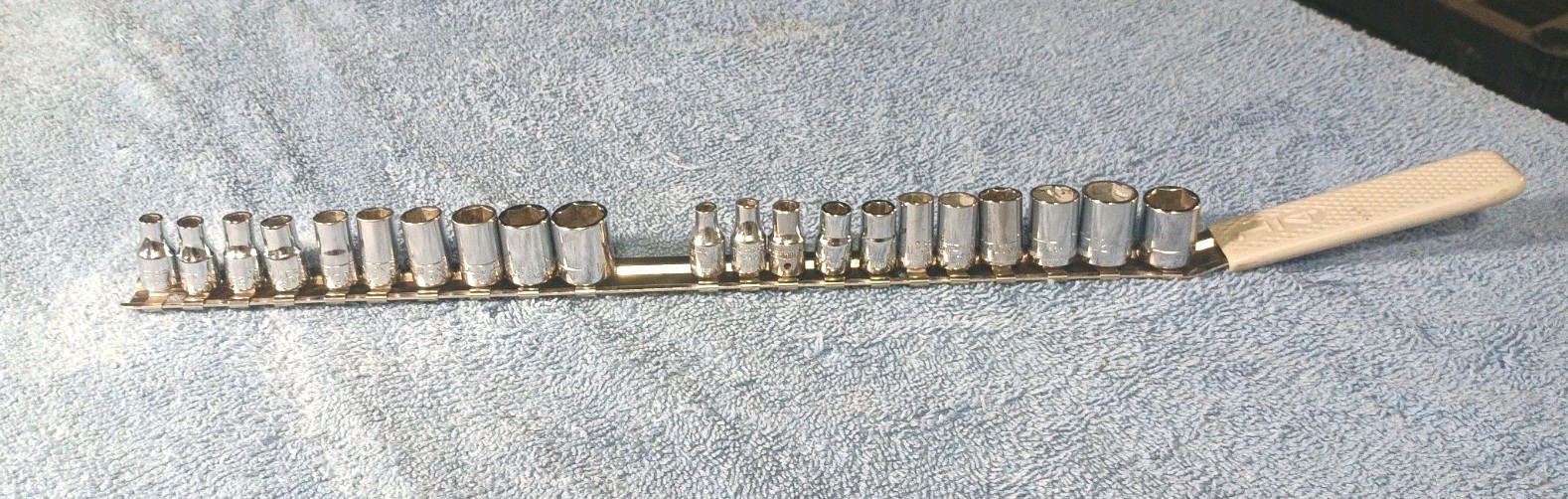 Craftsman 1/4″ Socket Set 21pc. 10 SAE, 11 Metric With Rail. See Description Pls