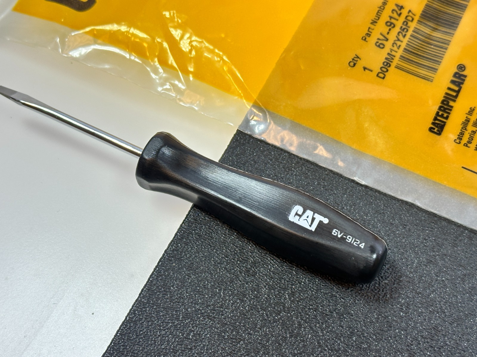 NEW Caterpillar CAT Tools USA 6V-9124 Slotted Black Handle Pocket Screwdriver