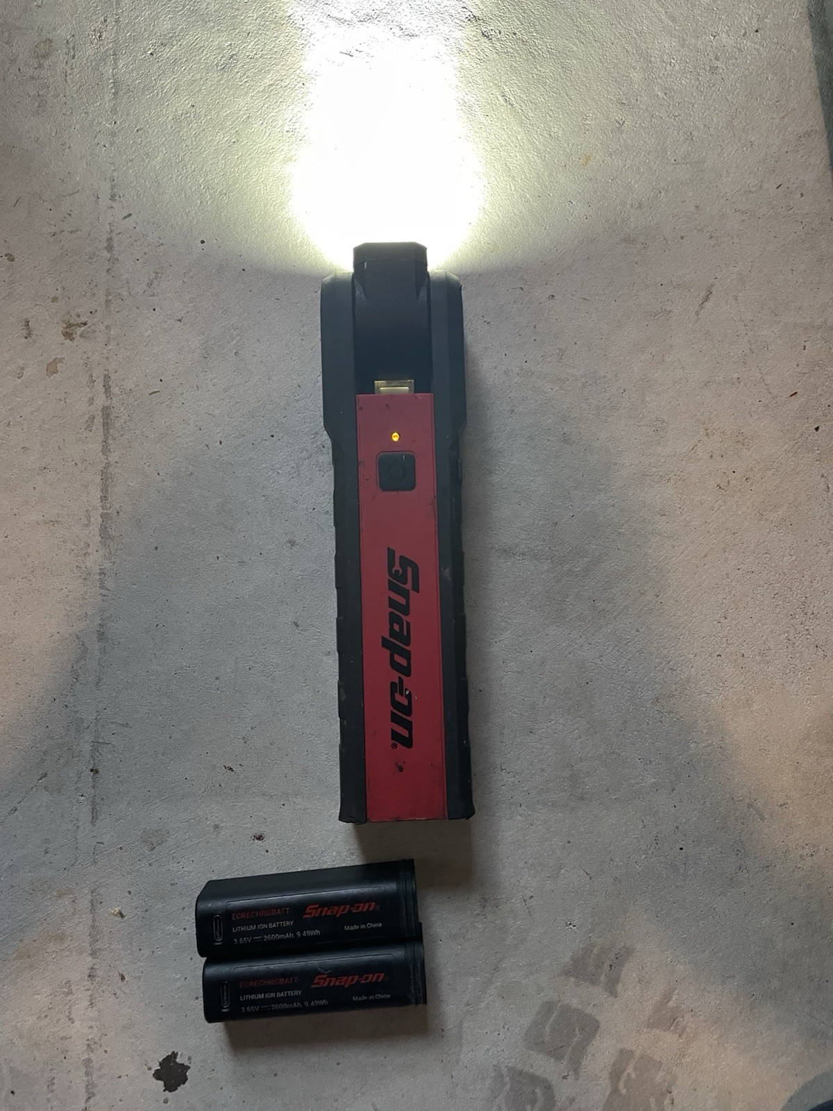 Snap-on ECARG068 LED Rechargeable Flex light – includes 3 batteries – 600 Lumens