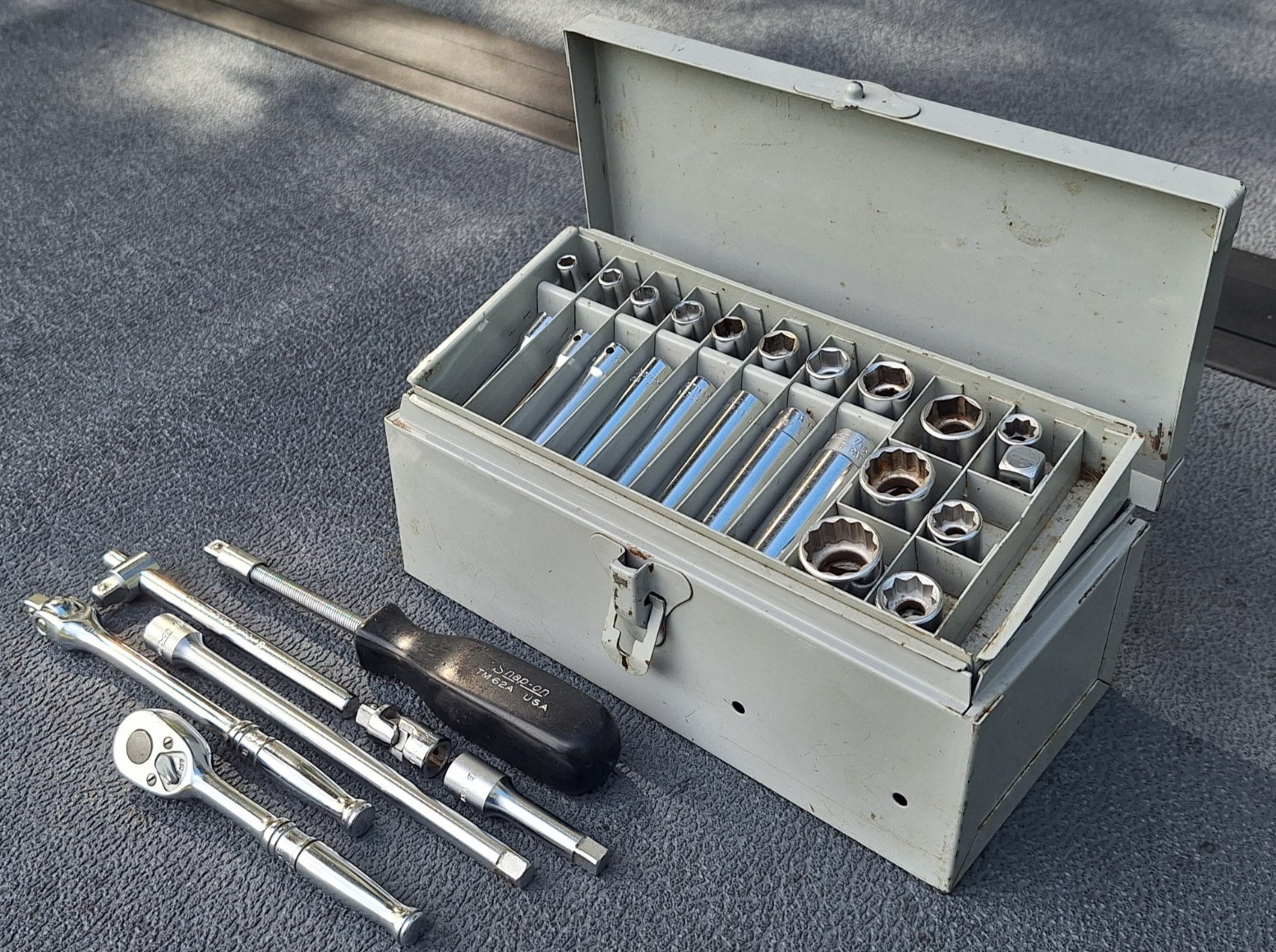 RARE 1968 Snap On R5094 30-pc Small Bolt & Nut 1/4 & 3/8 Socket Set w/GREY Case