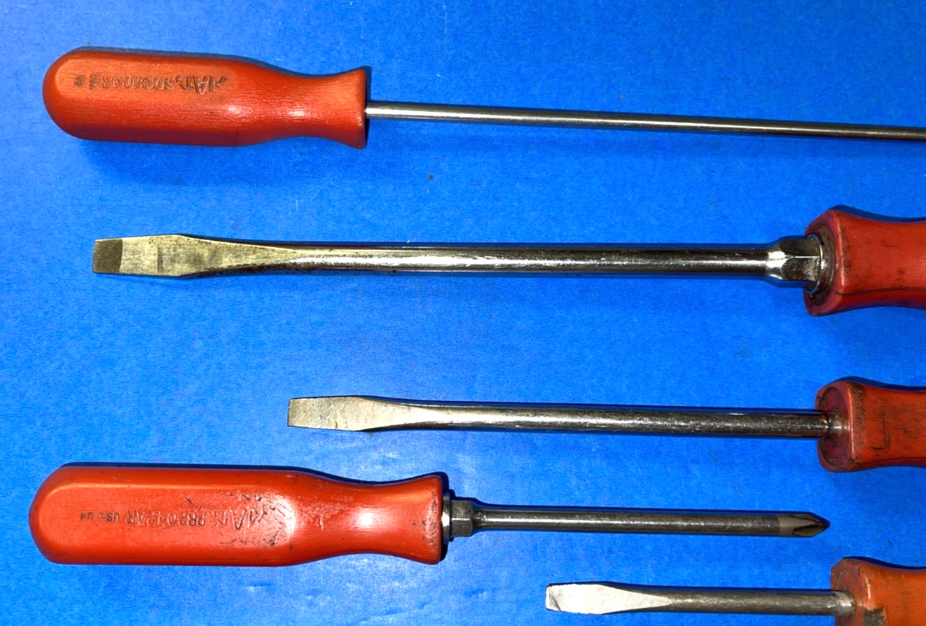 MAC TOOLS VINTAGE 9 PIECE ASSORTED RED HARD HANDLE SCREWDRIVER SET