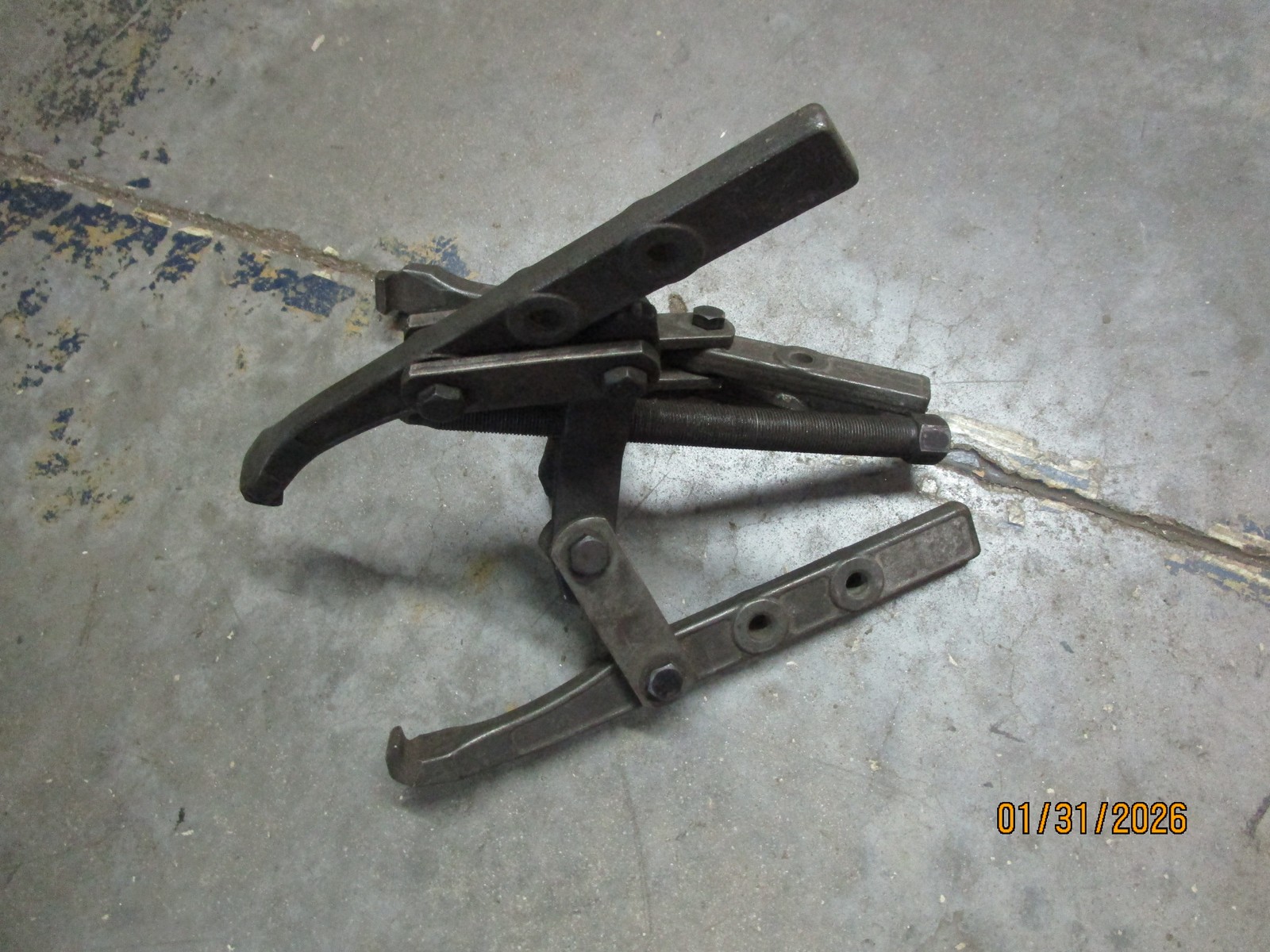 True Craft USA Large 3 or 4 Jaw Automotive Puller