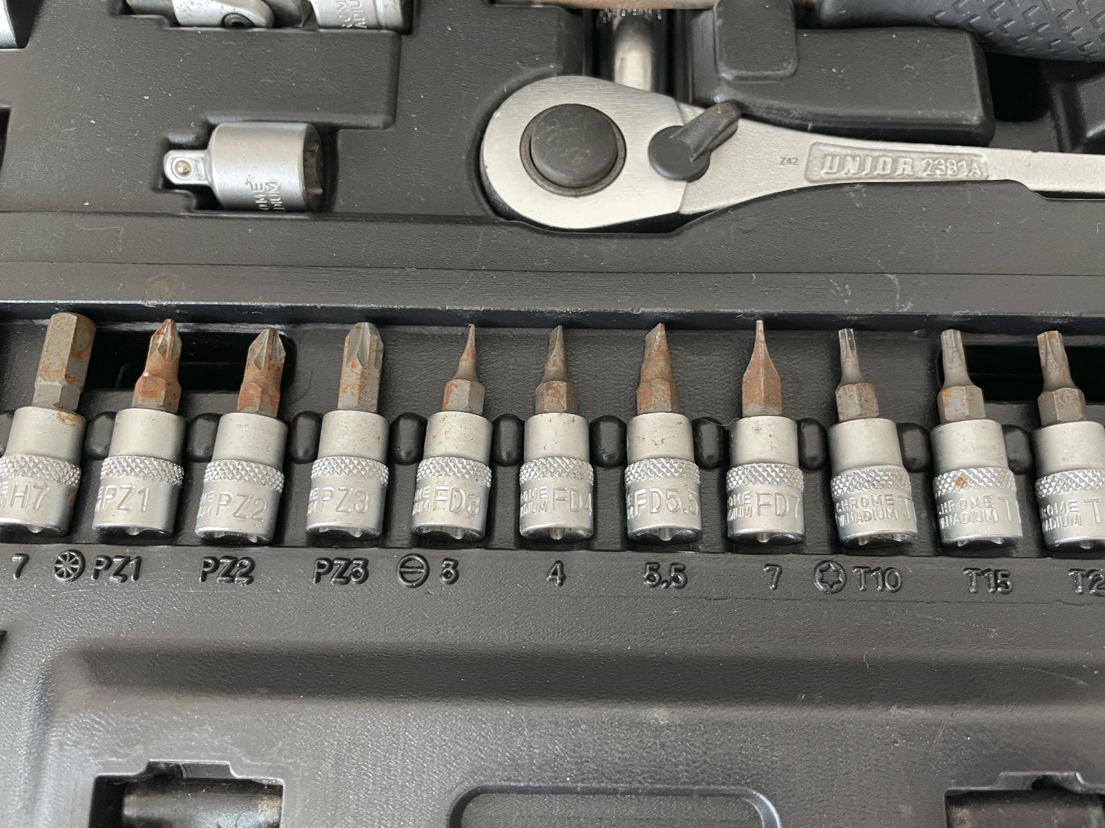 45 Piece 3/8″ Drive Metric Socket & 1/4″ Bit Set With Unior Ratchet Chrome
