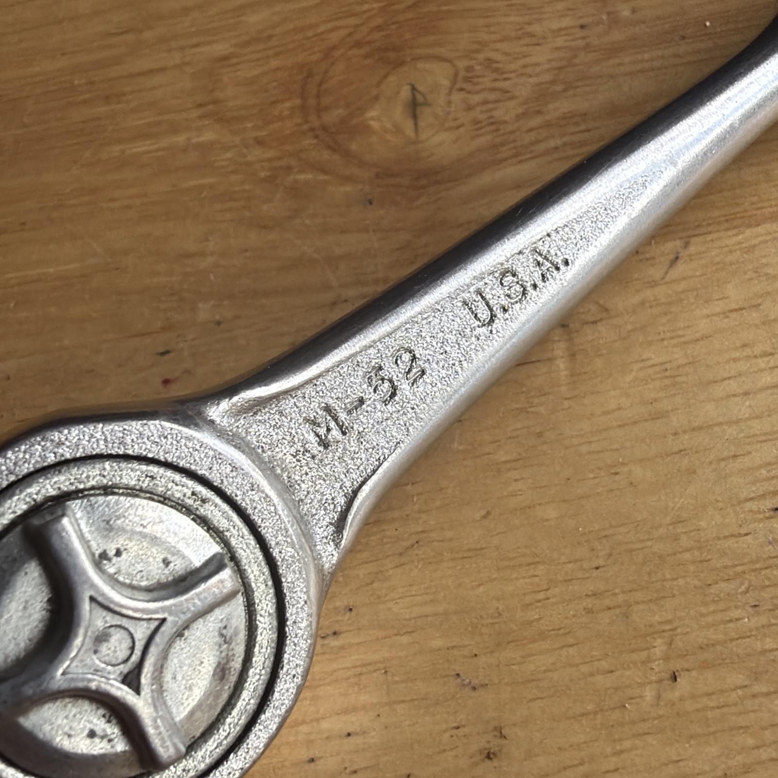 J.H. Williams 5″ Long Ratchet 1/4″ Drive Round Head Knurled Handle M-52 Vtg USA