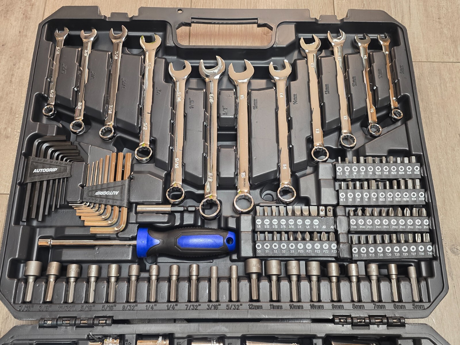 AutoGrip 200pc Master Tool Set w/1/4, 3/8 & 1/2 Dr Metric & SAE w/Wrenches 42200