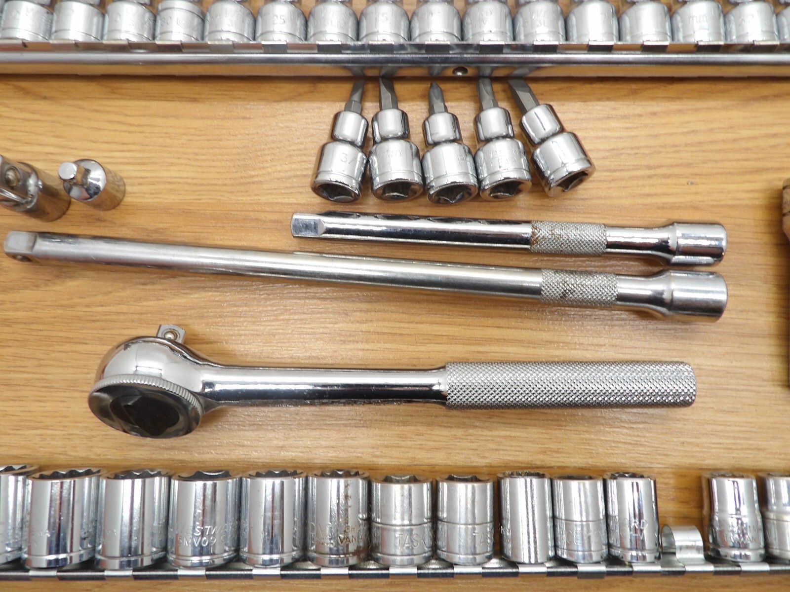 LOT OF METRIC & SAE SOCKETS 6&12 POINT 3/8 INCH DRIVE 88 PIECES- GREAT DEAL!