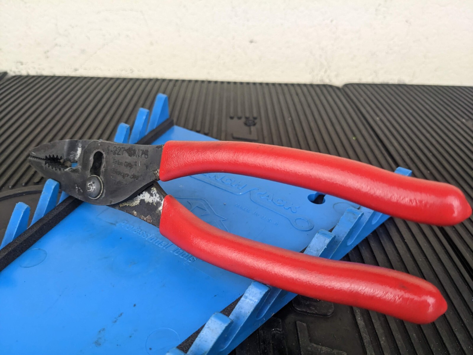 #av992 Snap On Tools USA 8-1/4″ Red Talon Grip Long Slip Joint Pliers 137CF
