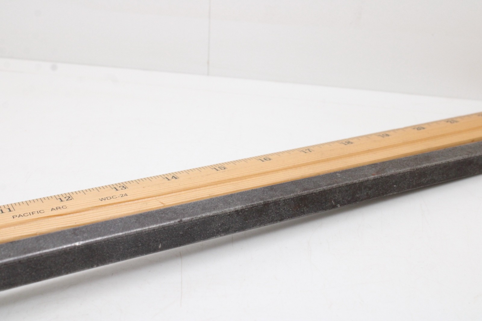 Unbranded 5/8″ Blade 18″ Long Shaft Flat Hard Maroon Handle Screwdriver