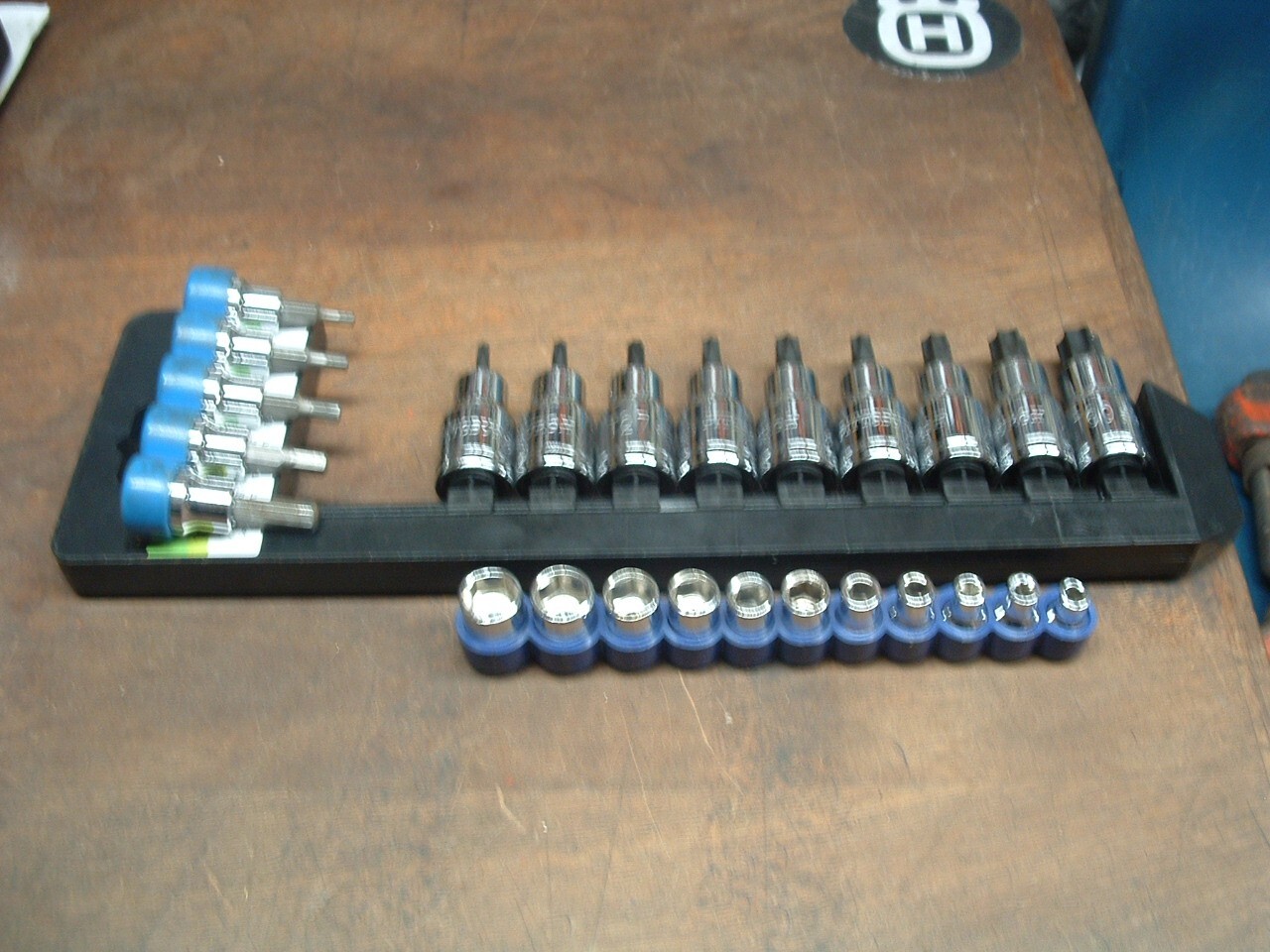 LOT OF 25 ASSORTED SOCKETS, 9 PIECE METRIC 1/2″ DRIVE TORX STAR, 3/8″ + 1/4″ SET