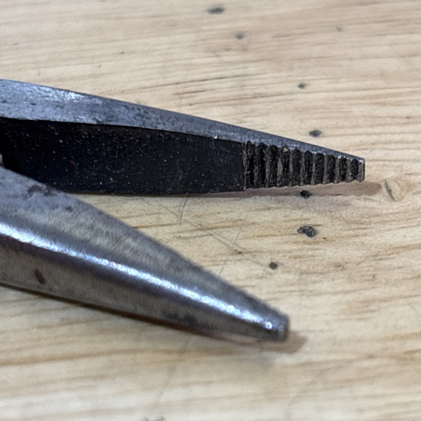 Dayton Mini 4.25″ Needle Nose Pliers Red Handle 6×088 Vtg USA