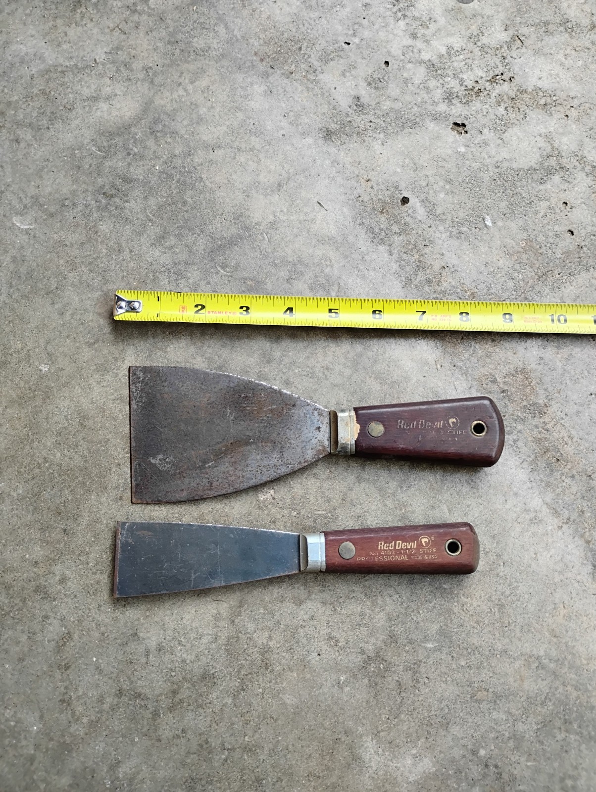 Red Devil Stiff Putty Knife Wood Handle Brass Pin 1-1/2″ & 3″ Lot