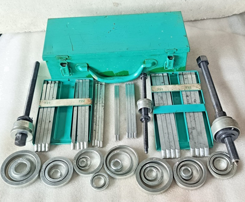 KUKKO 70A INTERNAL BEARING PULLER OR DEEP GROVE BALL BEARING EXTRACTOR SET.