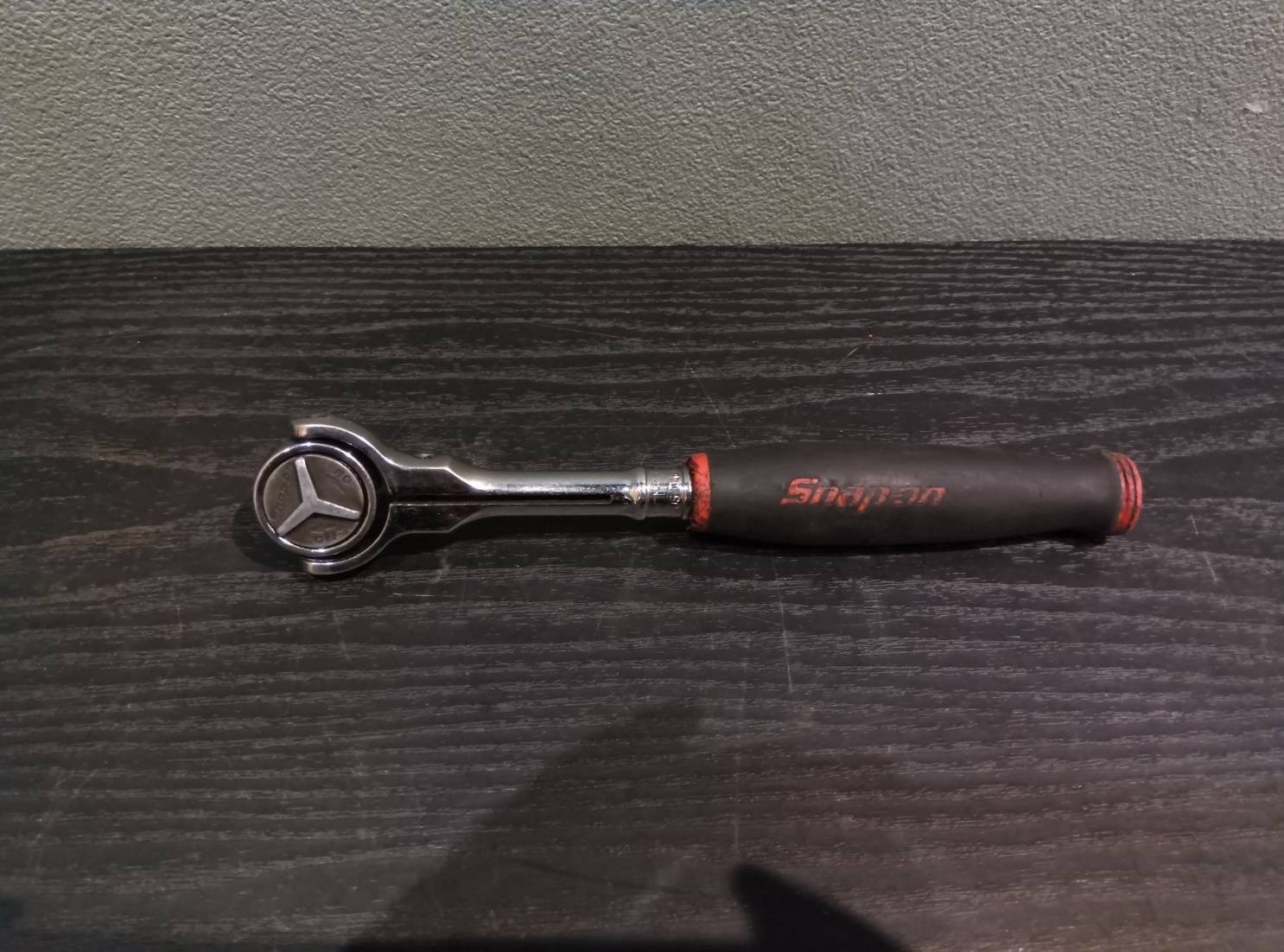 Snap On fhcnf72 3/8” compact round head soft grip swivel ratchet Red