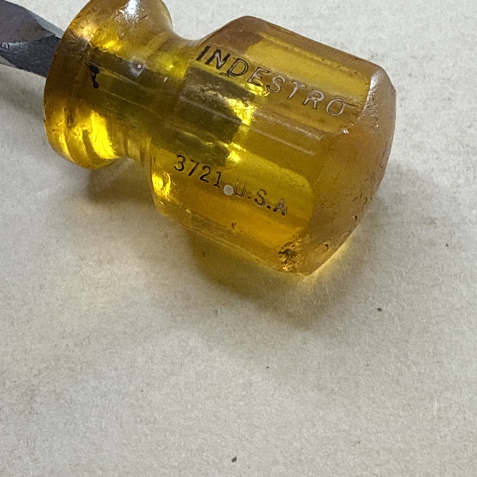 Vintage INDESTRO Amber 3721 Square Shank 1-1/4″ Stubby Flathead Screwdriver old