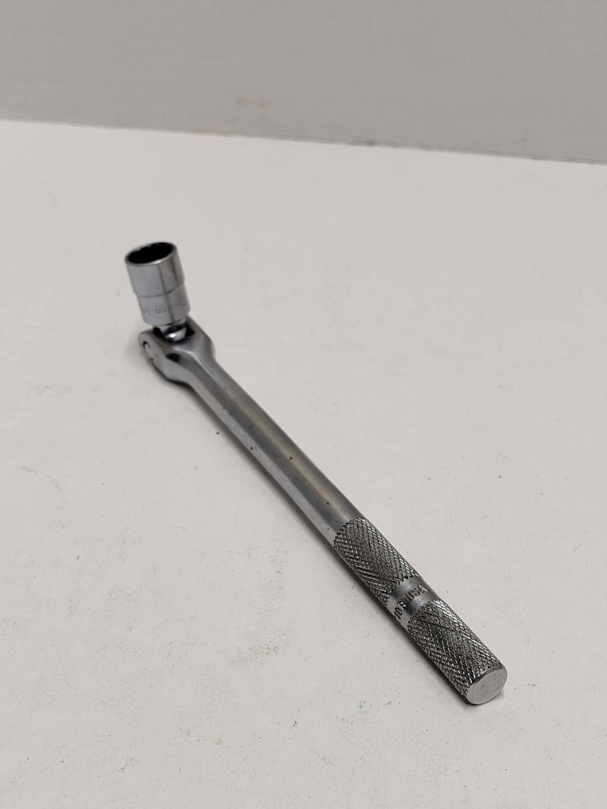 Snap-on FV10B 3/8″ Drive 7-7/8″ Long Flex Head Breaker Bar With 1/2 Socket
