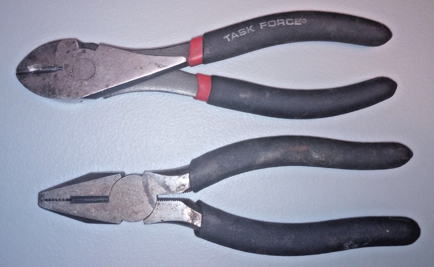 21 Piece Lot of Assorted Tools – Pliers, Allen keys, screwdriver Etc.