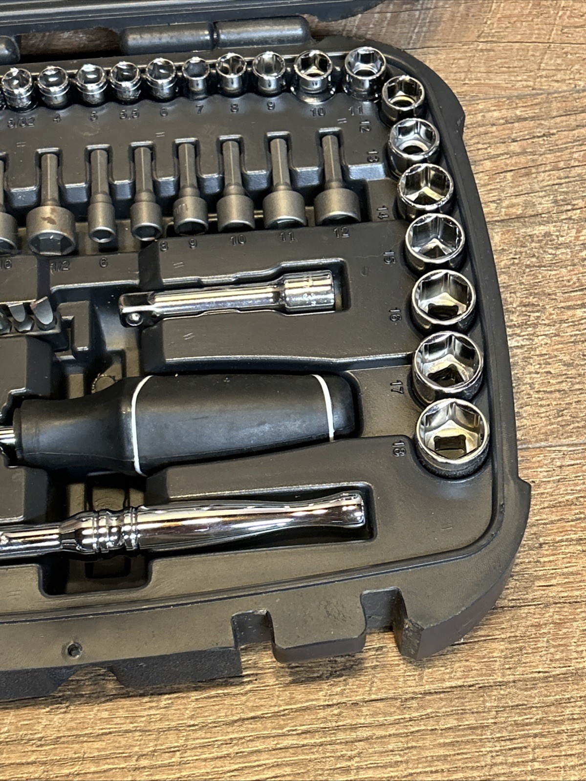 Husky 65-Piece 1/4 IN AND 3/8 IN DRIVE MECHANICS TOOL SET-Excellent Condition