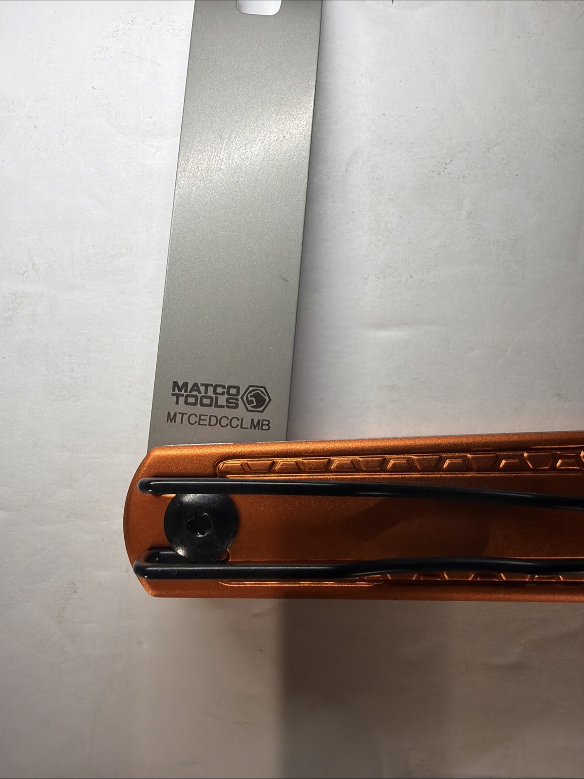 Matco Tools EVERYDAY CARRY FOLDING CLIP LIFTER W/ ALUMINUM HANDLE- ORANGE