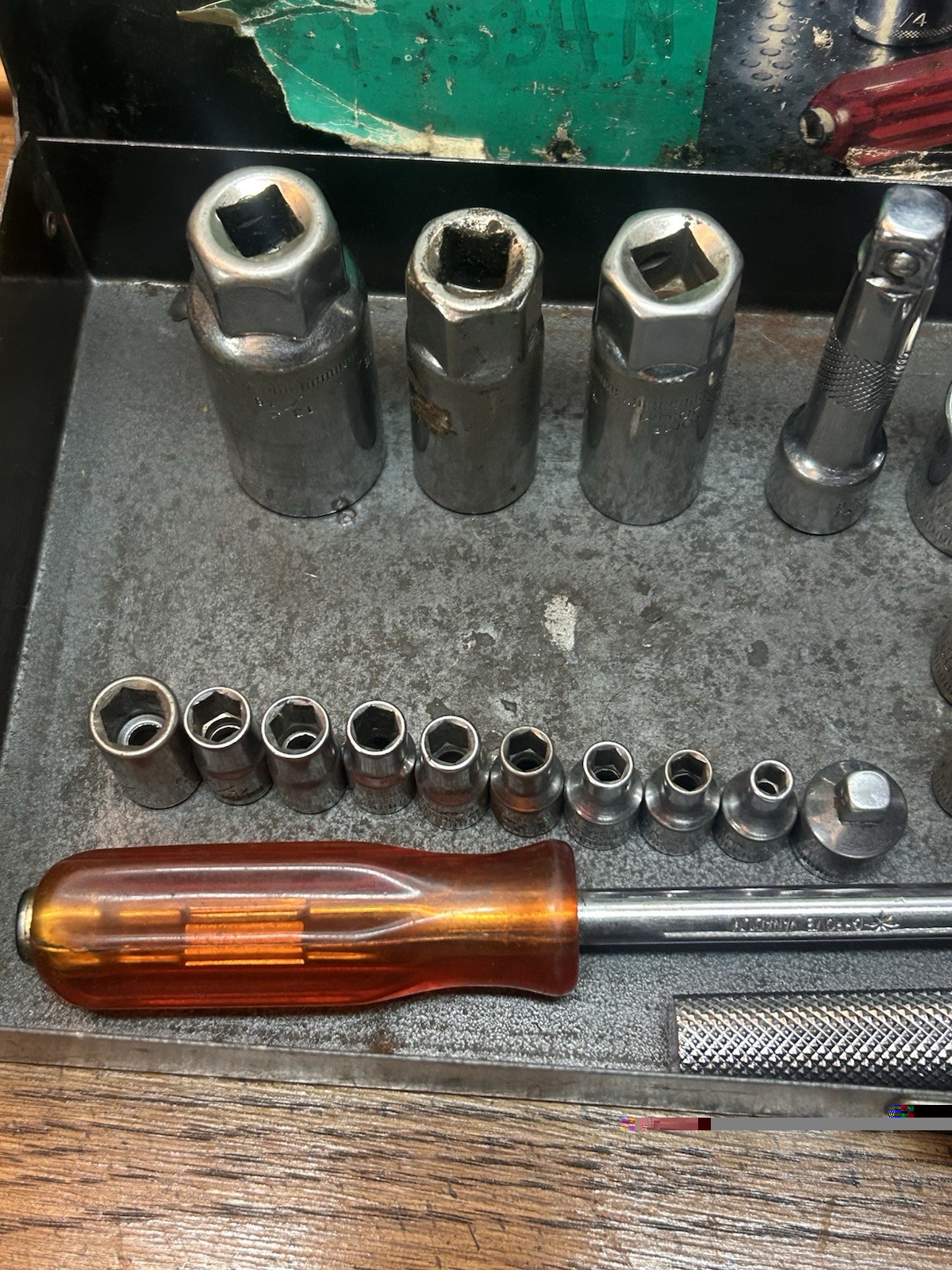 Vtg 32 Piece Socket Set 1/4″ & 3/8″ Chrome Van Metal Case Some Never Used Minus1
