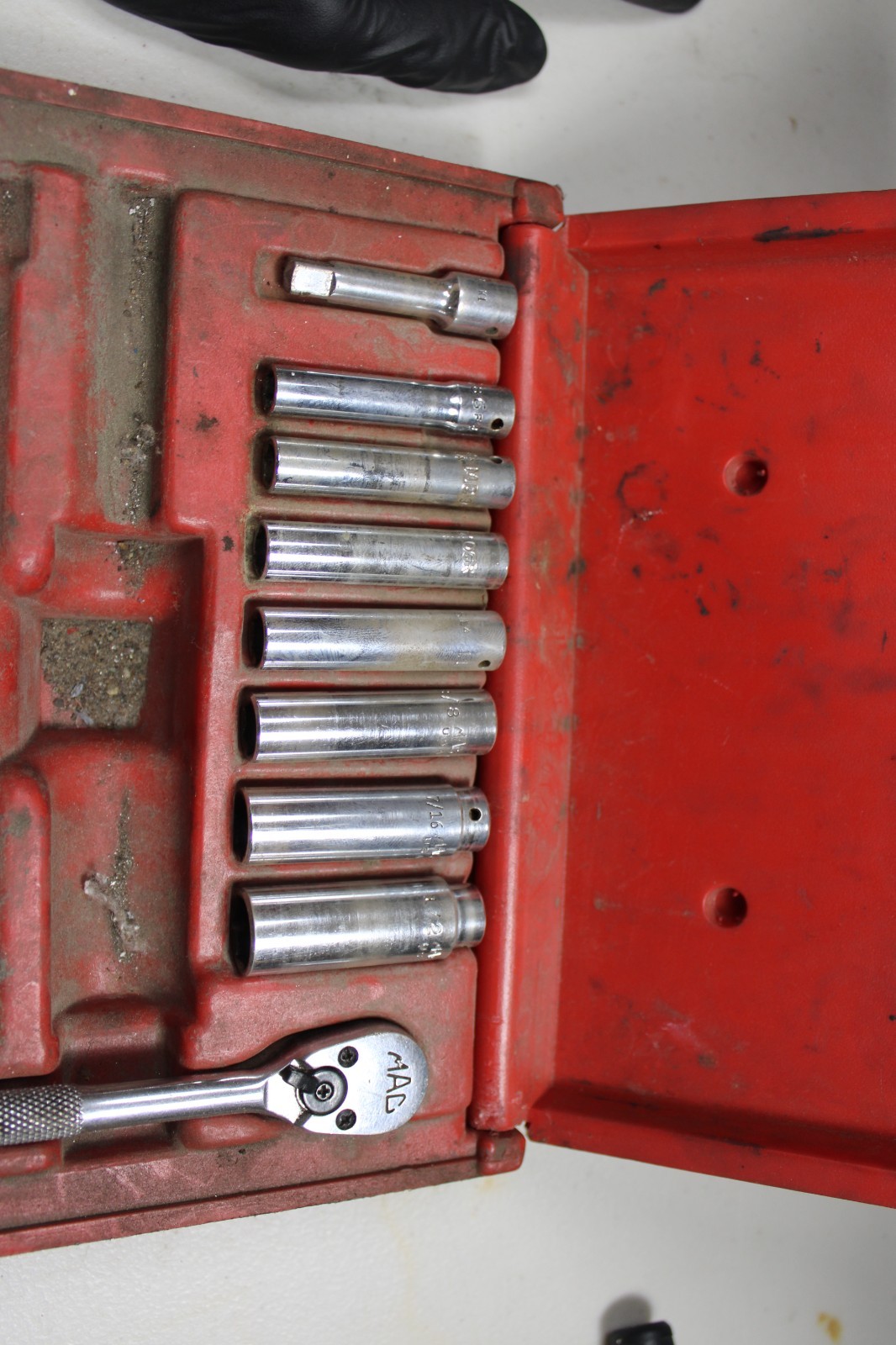 Mac Tools USA 17-Piece 1/4″ Drive SAE Socket Set with Case Missing 2 Pieces