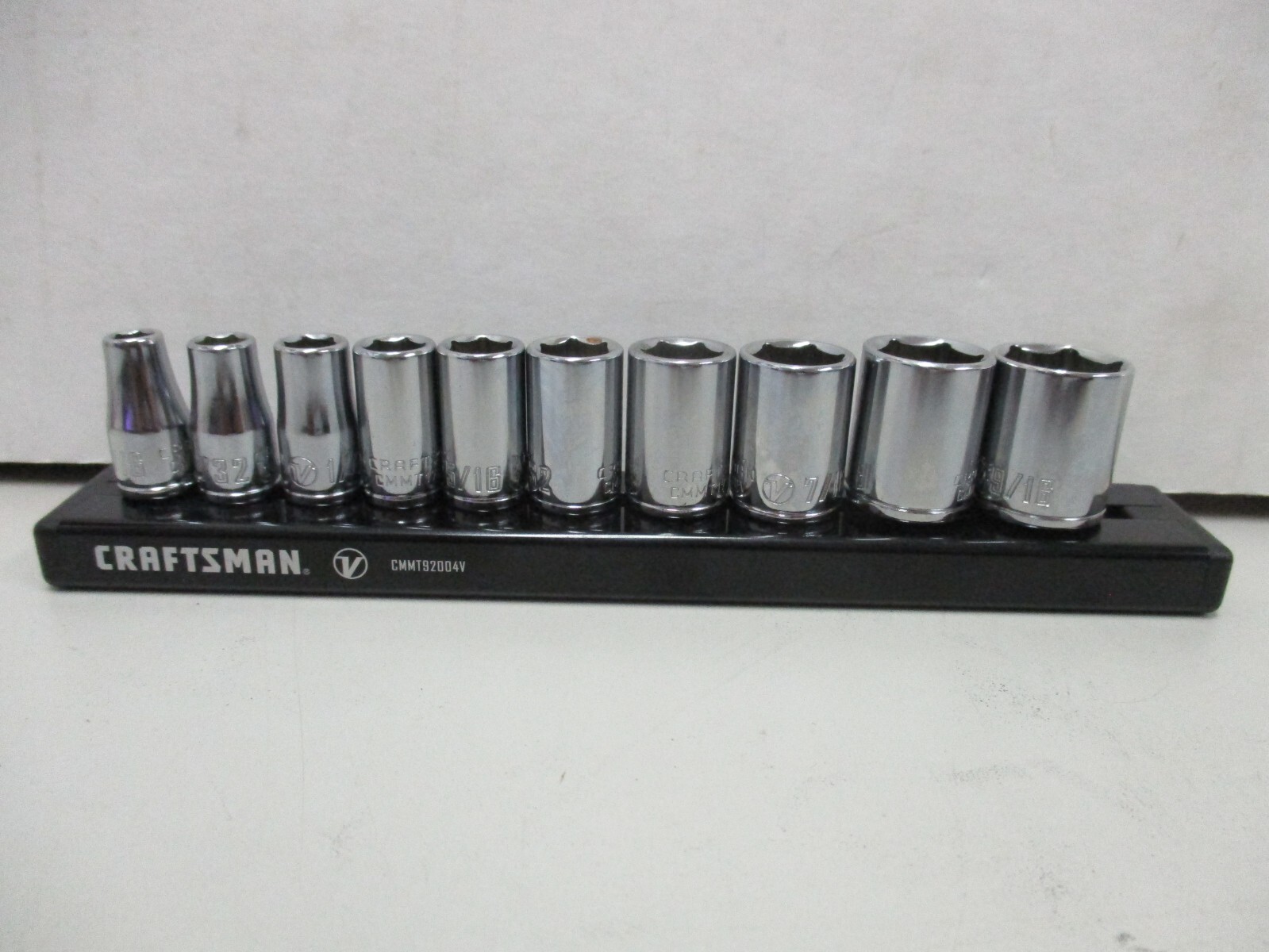 Craftsman V Series 1/4″ Dr. 6 Pt SAE Socket Set- Magnetic Rail CMMT17300V