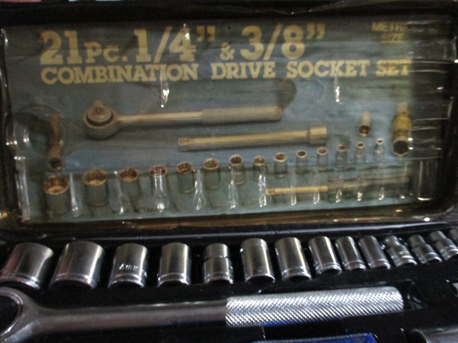 21 Piece 1/4″ & 3/8″ Metric Size Socket Set in Plastic Case by Royce NOS