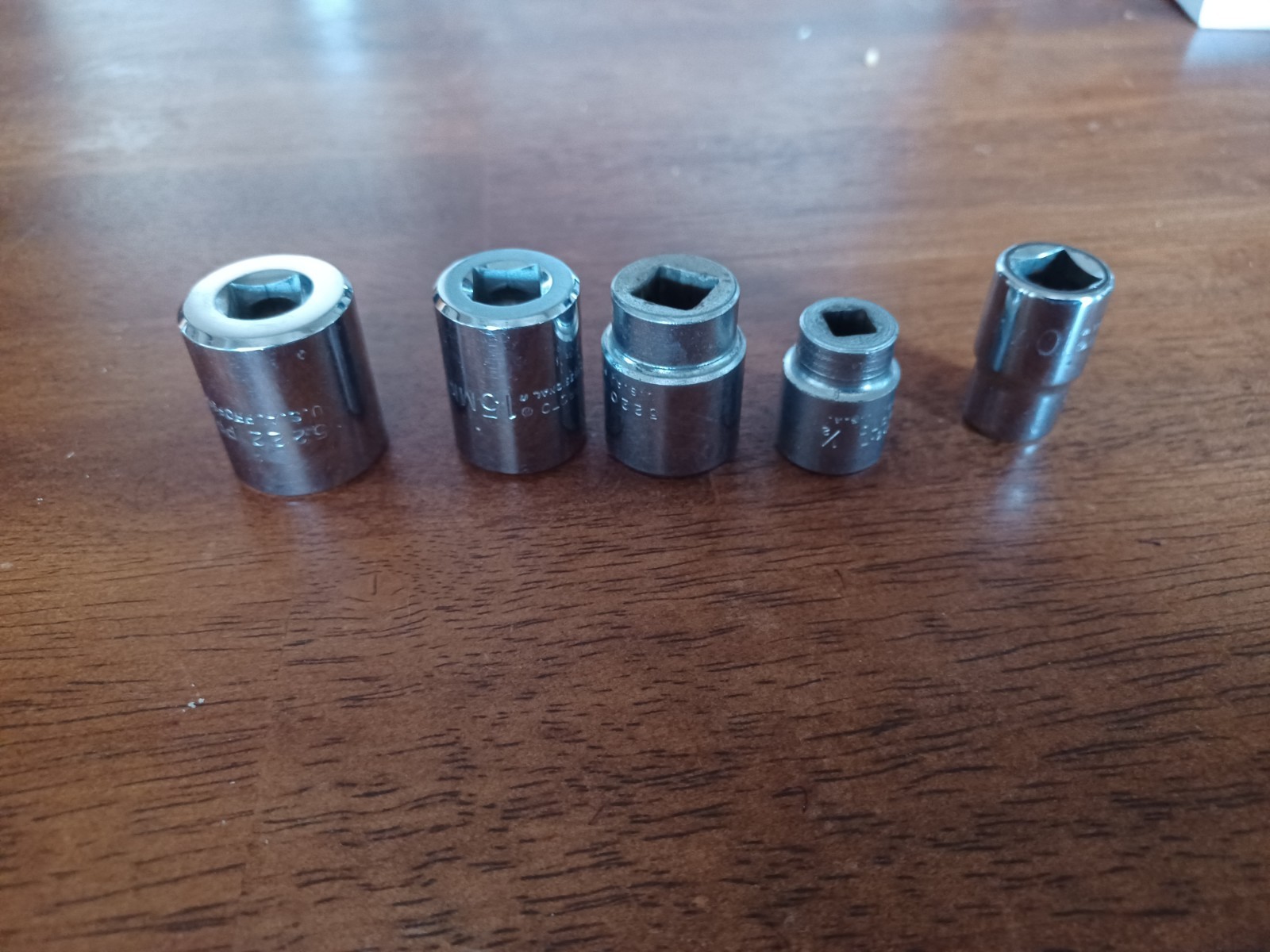 Proto Pear Ratchet 5249 3/8″ Drive With 13 various Sockets. Great mix! Nice