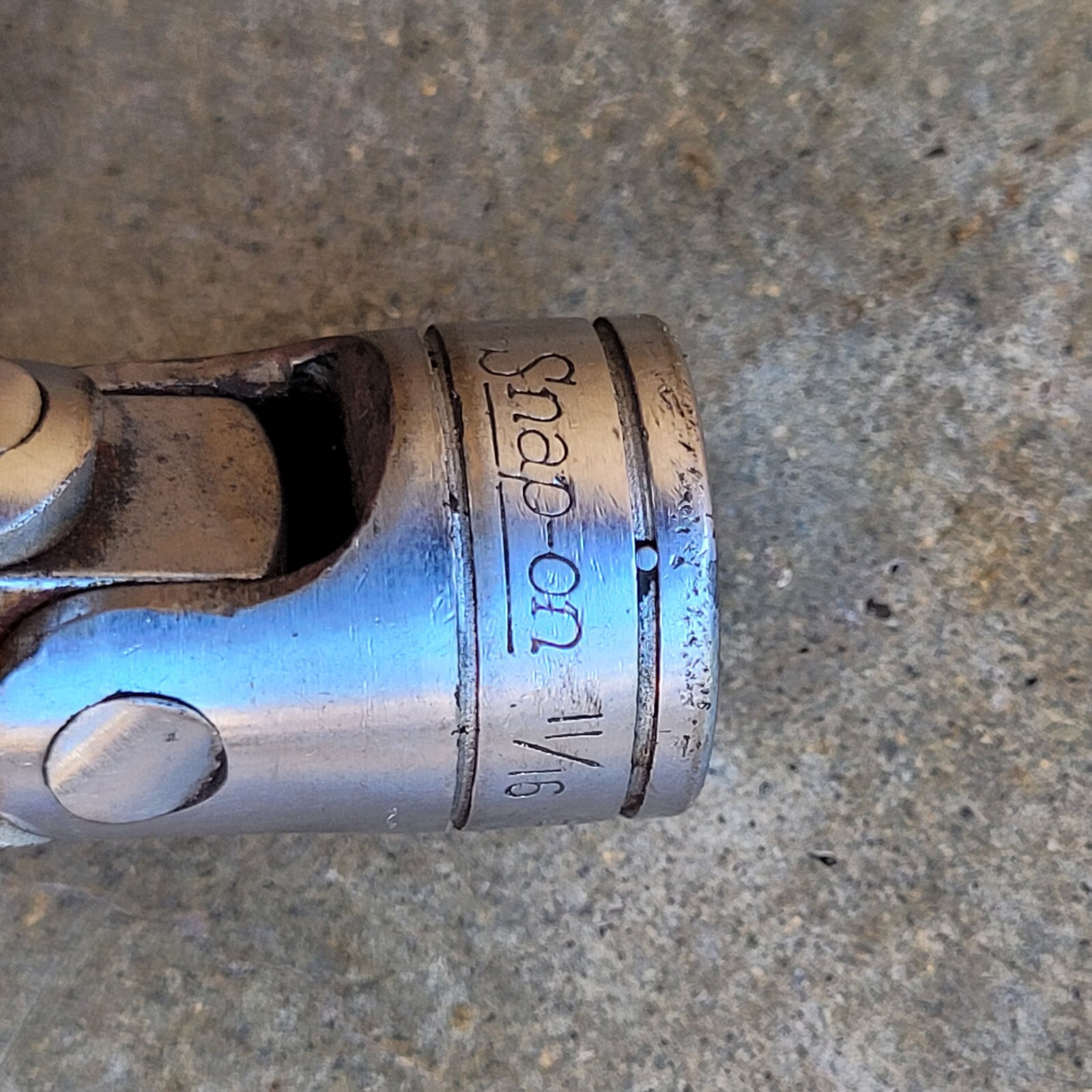 Snap On Tools FSU22 – 11/16″ Semi Deep Swivel Socket, 3/8″ Drive, 6 Point