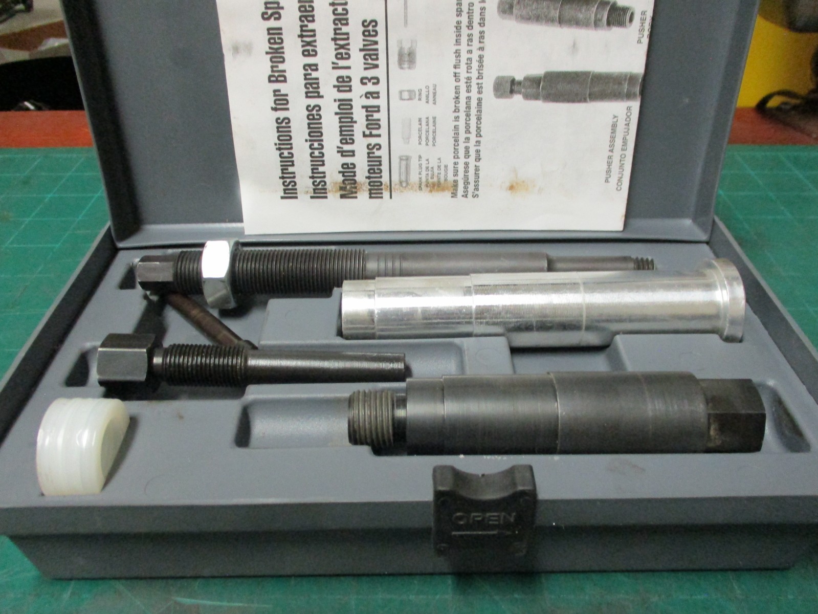 AUTOMOTIVE TOOLS * LISLE * BROKEN SPARK PLUG REMOVER * 65600 * FORD TRITON * B