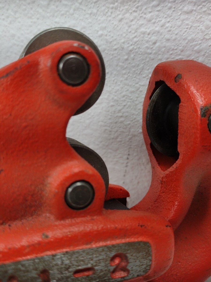 32810 Ridgid Model 1-A Heavy Duty Red Pipe Cutter 1/8″ to 1-1/4″ (3-32mm)