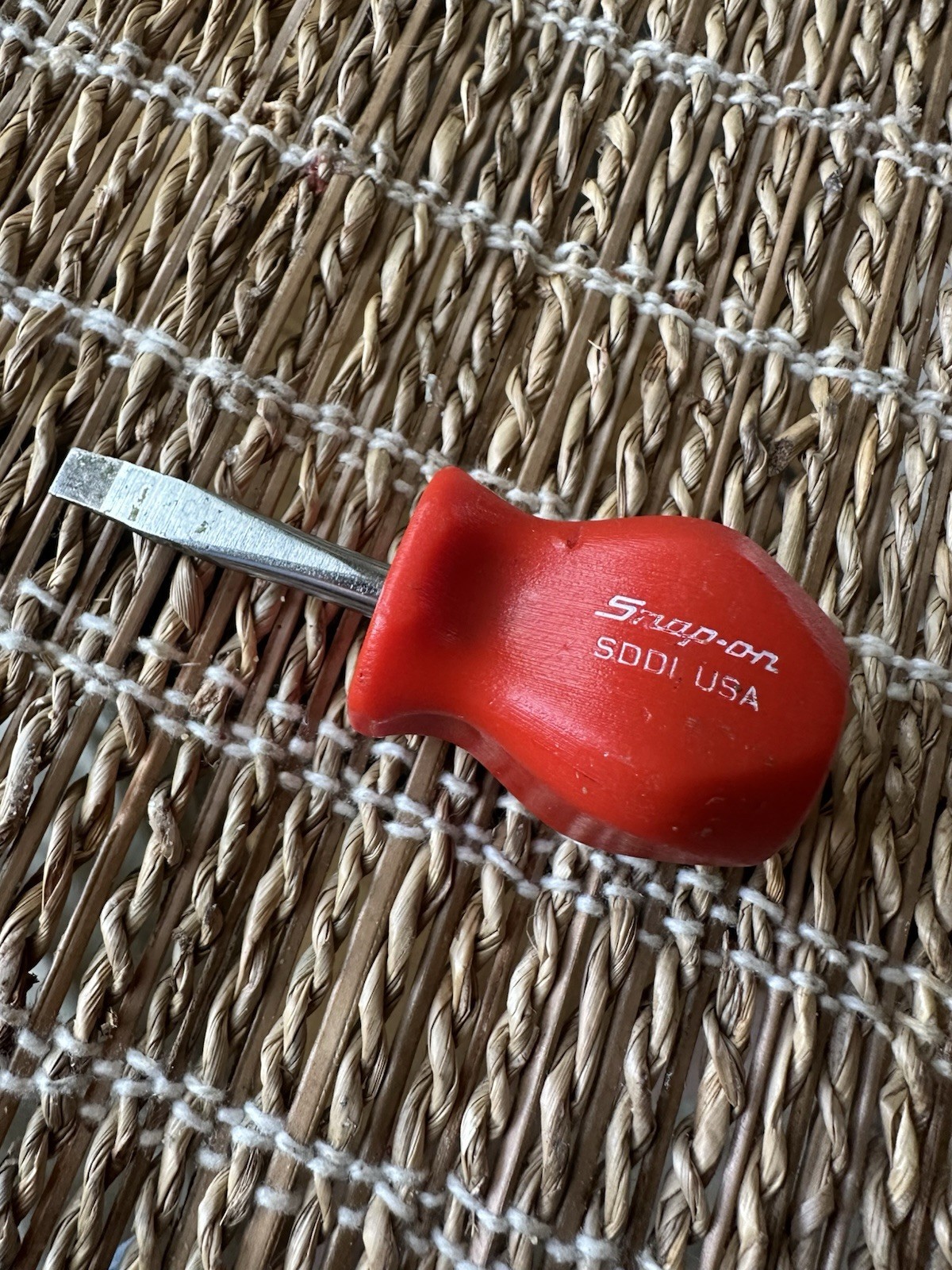 SNAPON Stubby 1/4” Blade Screw Driver. Red Handle. SDD1