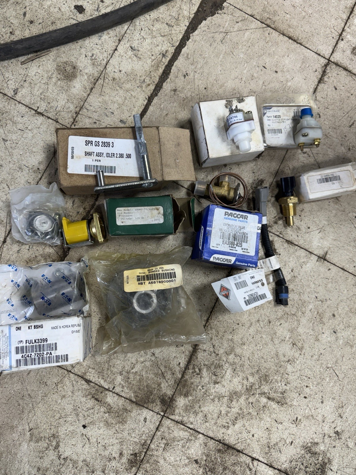 Freightliner/INTERNATIONAL Semi TRUCK PARTS MIXED LOT