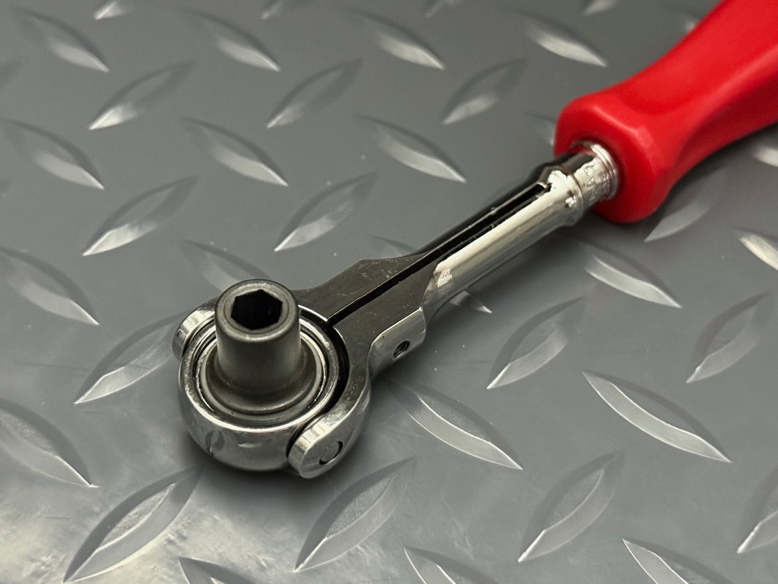 Snap-on Tools RED 1/4″ Hex Drive Round Swivel Head Bit Ratchet THNFDM72 NEW