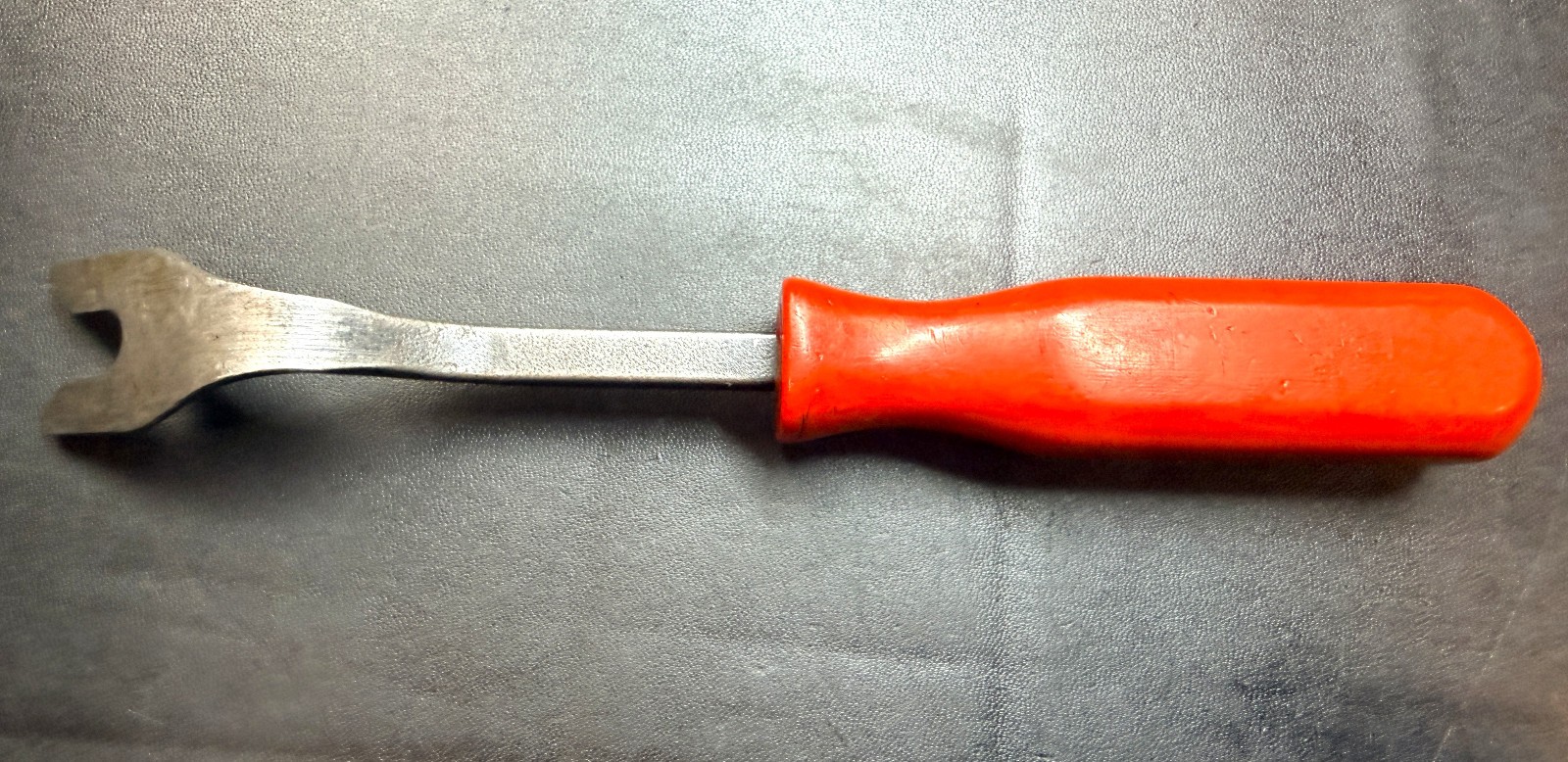 MAC Tools UT4 9-In. Upholstery Trim Removal Tool & Panel Clip Tool (Red) – USA