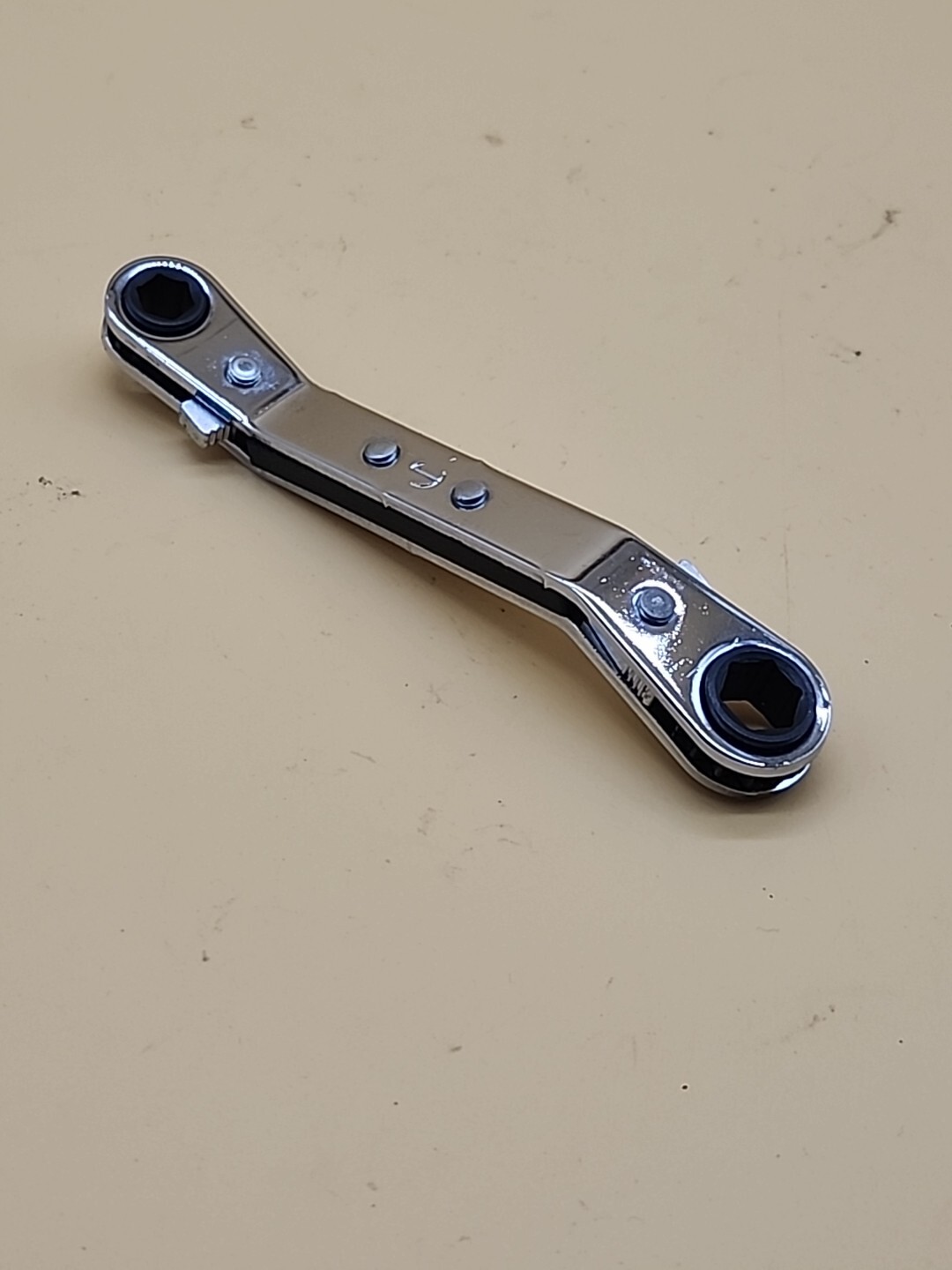 Lang Tools ROW-0810 1/4″ x 5/16″ .6Point Angled Reversible Ratcheting Wrench