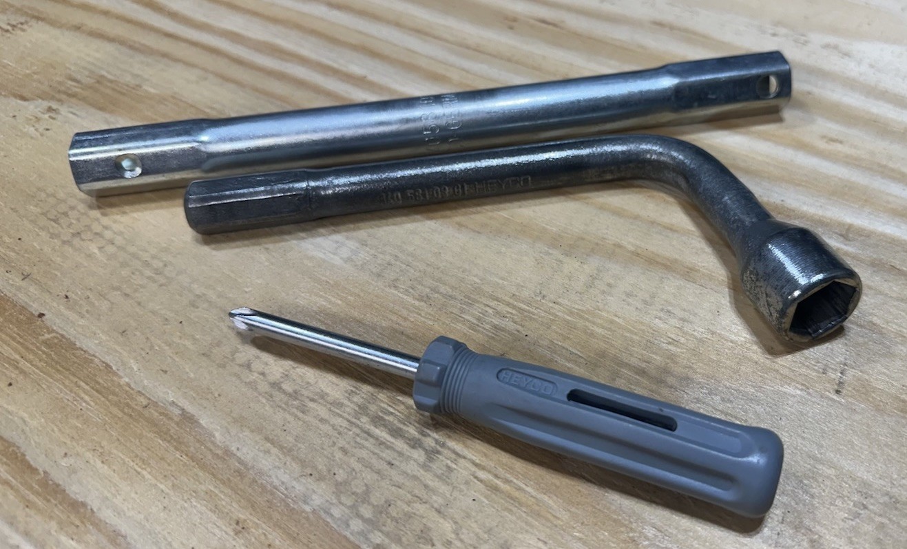 MERCEDES W140 W220 W210 LUG BOLT WRENCH, SCREWDRIVER S500 S420 S430 E320 S320