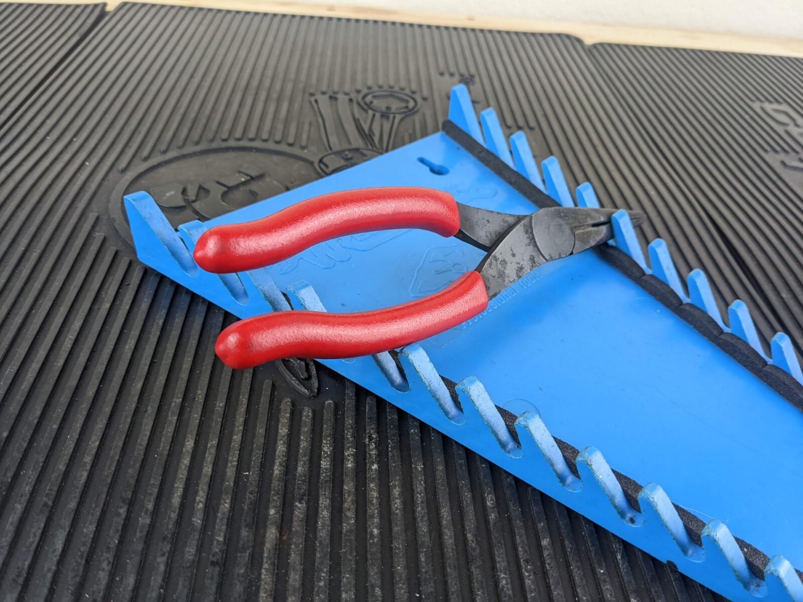 #am833 Snap-On 8″ Talon Grip Needle Nose Pliers Red 196CF