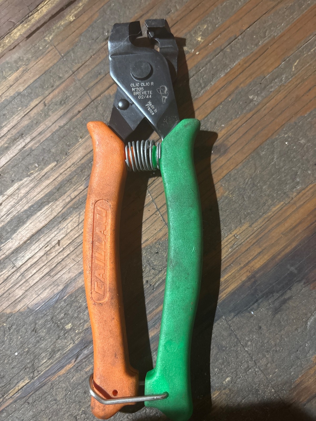 Ez clip ac genuine Caillau No. 205 pliers for Clic/Clic-R style clamps.