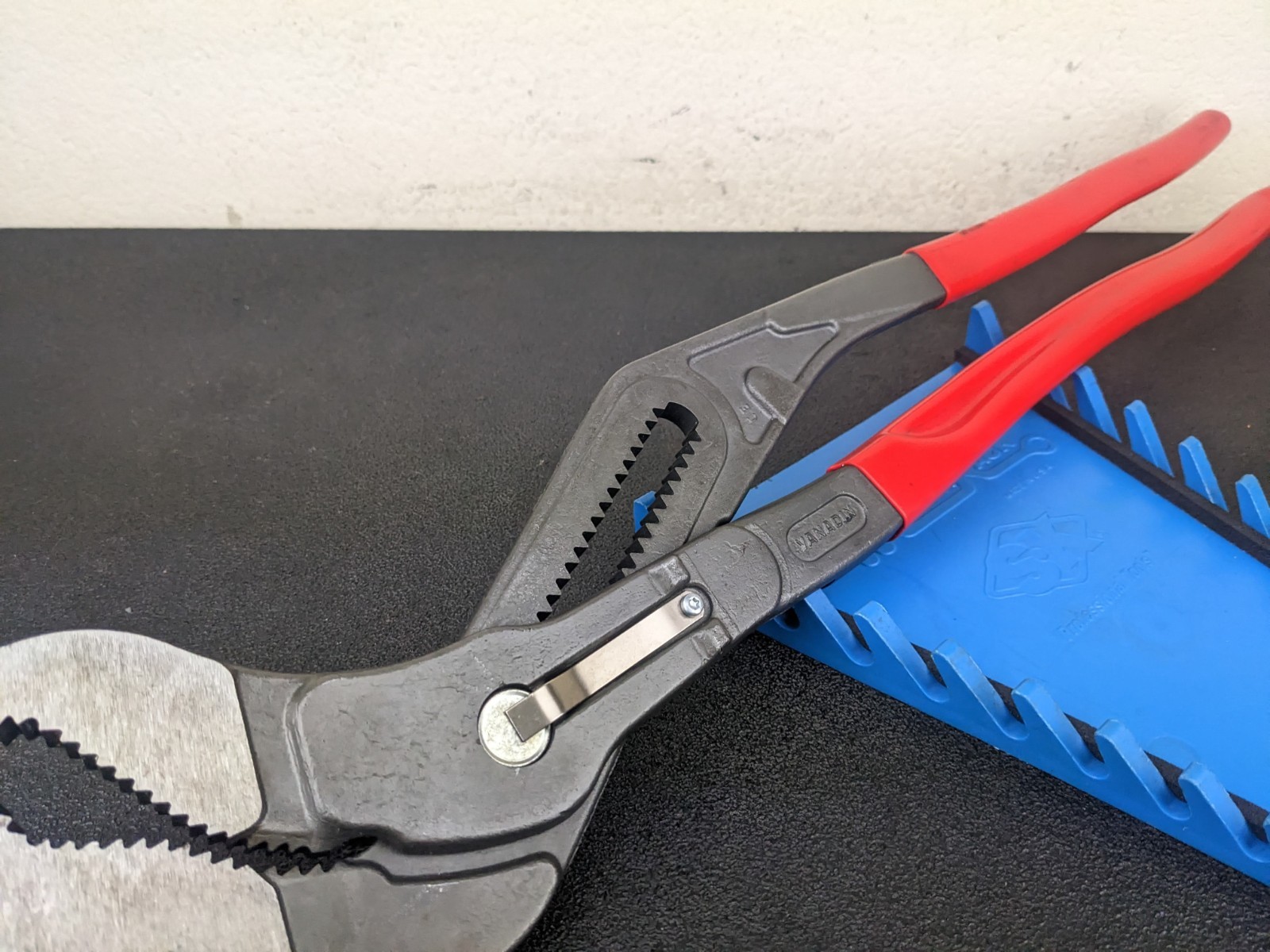 #bm389 Knipex 8701560 22″ Cobra self gripping pliers