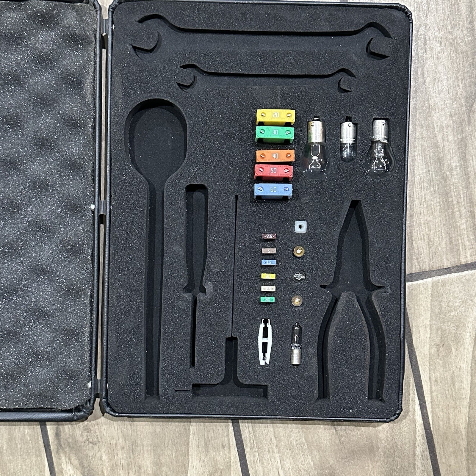 FERRARI 458 Speciale car tool set Electrical Fuse bulbs Leather Case