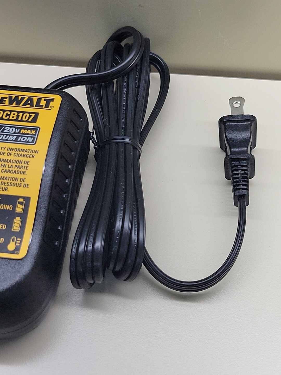 DEWALT DCB107 Lithium-Ion 12v 20v Battery Charger NEW